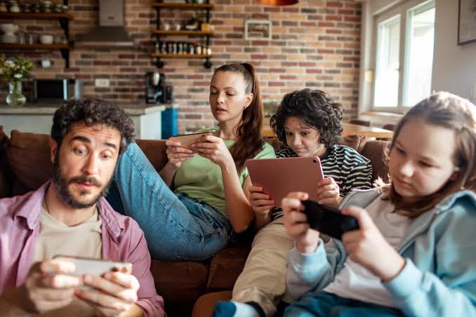 The Relationship Between Screen Time and Online Gaming Habits